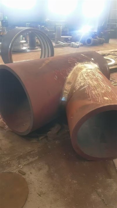 711 × 610 × 52 vastag-falazatú szénacél, hegesztett Y- típusú póló